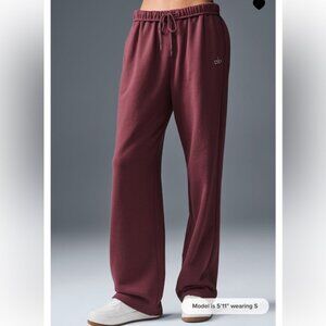 NWT Alo Yoga Accolade Sweatpants Straight Leg in Burgundy Truffle Unisex NEW